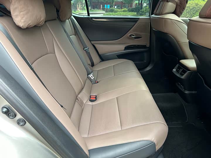 Фото 18 - Lexus ES