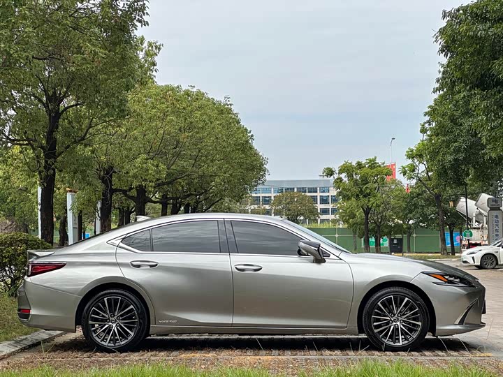 Фото 3 - Lexus ES