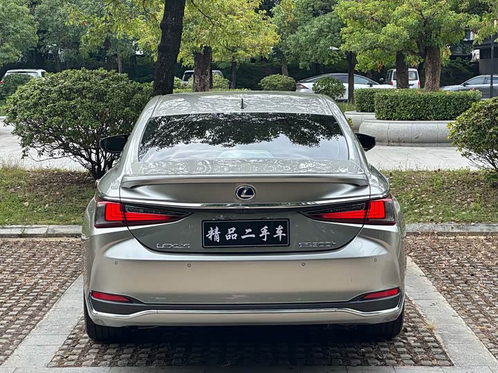 Фото 4 - Lexus ES