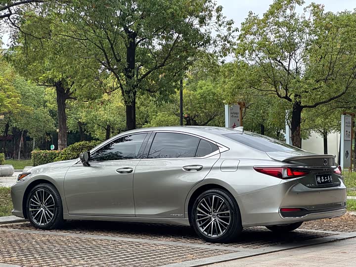 Фото 5 - Lexus ES