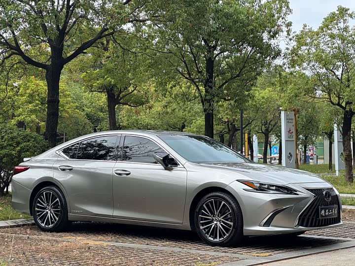 Фото 6 - Lexus ES