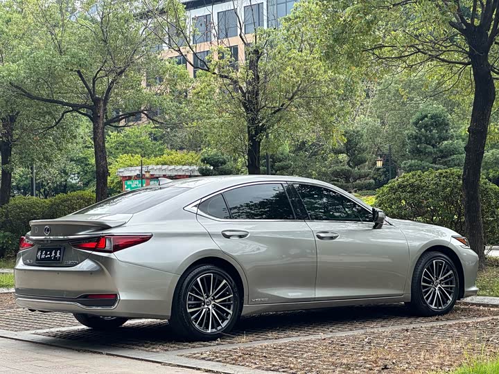 Фото 7 - Lexus ES