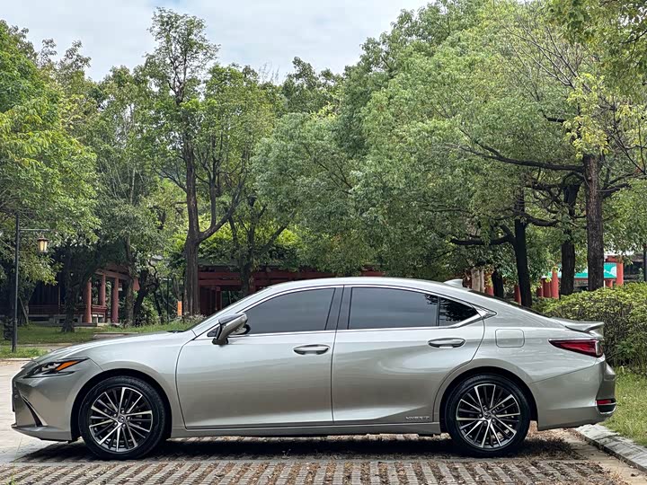 Фото 9 - Lexus ES