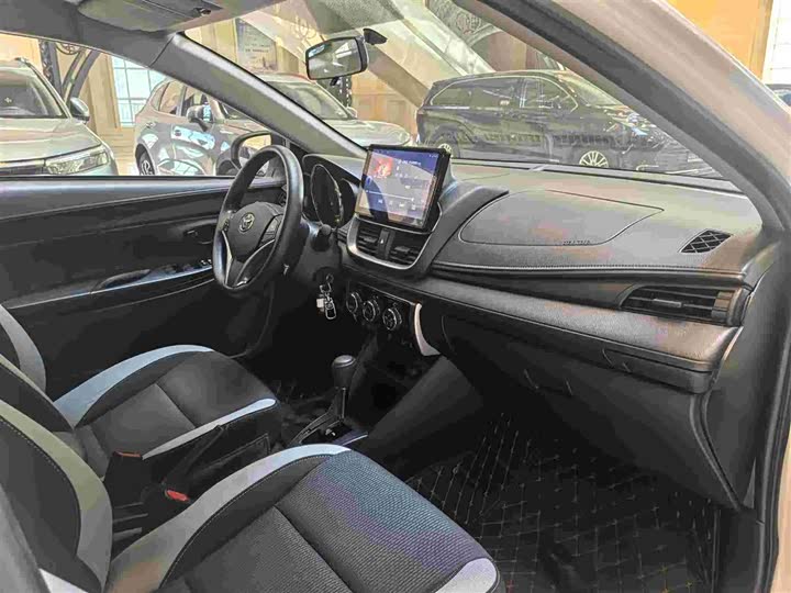 Фото 10 - Toyota Yaris L Hatchback