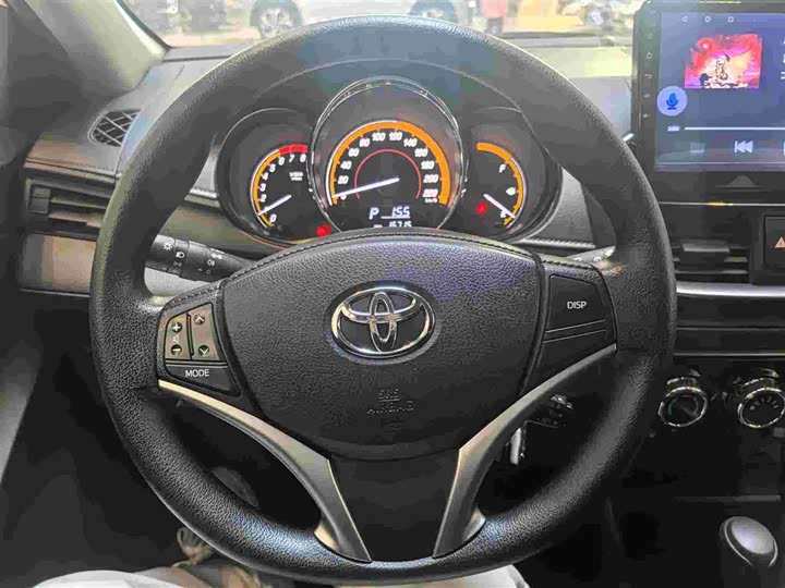 Фото 11 - Toyota Yaris L Hatchback