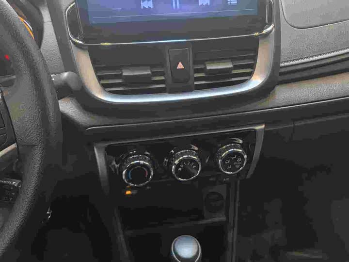 Фото 12 - Toyota Yaris L Hatchback