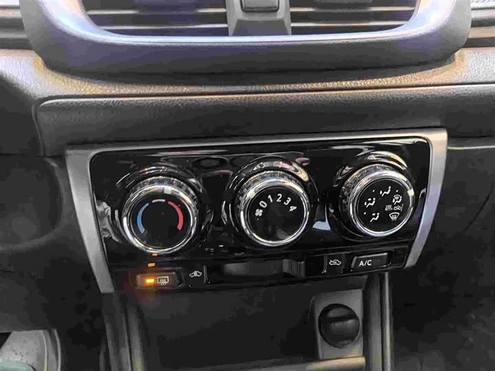 Фото 14 - Toyota Yaris L Hatchback