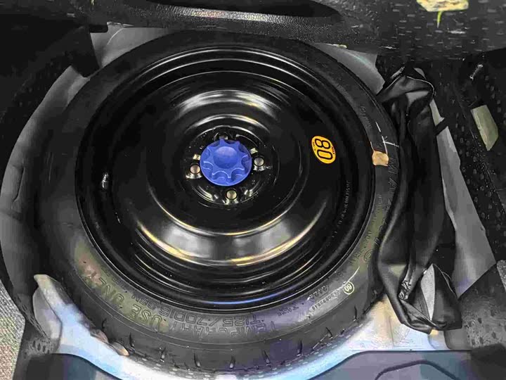 Фото 15 - Toyota Yaris L Hatchback