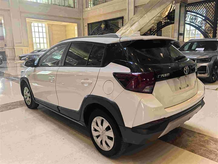 Фото 17 - Toyota Yaris L Hatchback