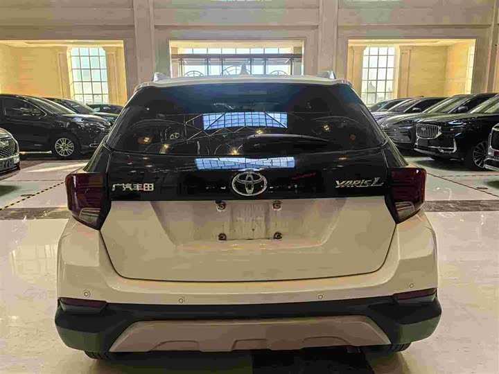 Фото 18 - Toyota Yaris L Hatchback