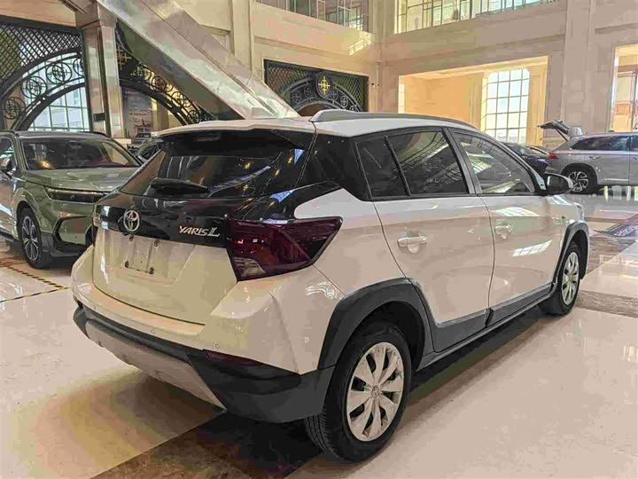 Фото 19 - Toyota Yaris L Hatchback