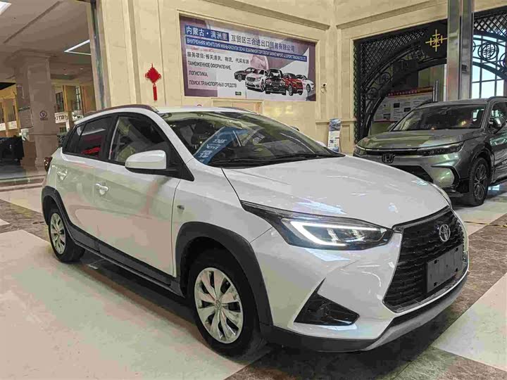 Фото 3 - Toyota Yaris L Hatchback