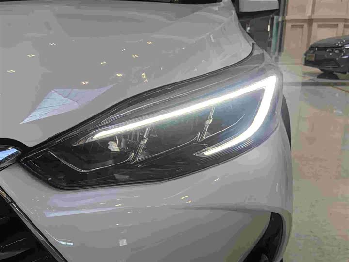 Фото 4 - Toyota Yaris L Hatchback