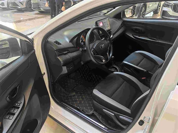 Фото 5 - Toyota Yaris L Hatchback