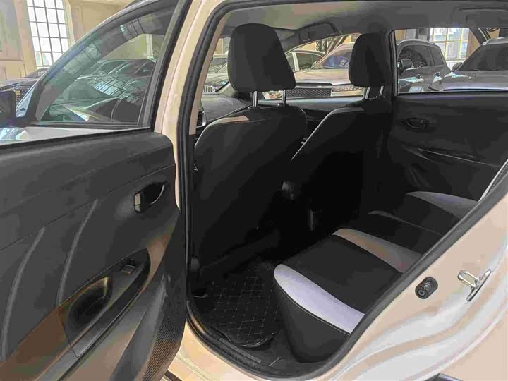 Фото 6 - Toyota Yaris L Hatchback