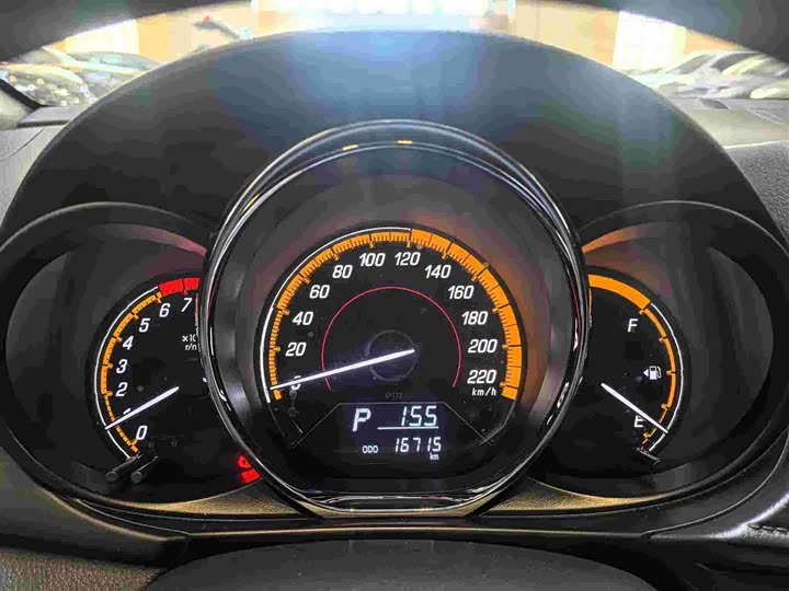 Фото 8 - Toyota Yaris L Hatchback