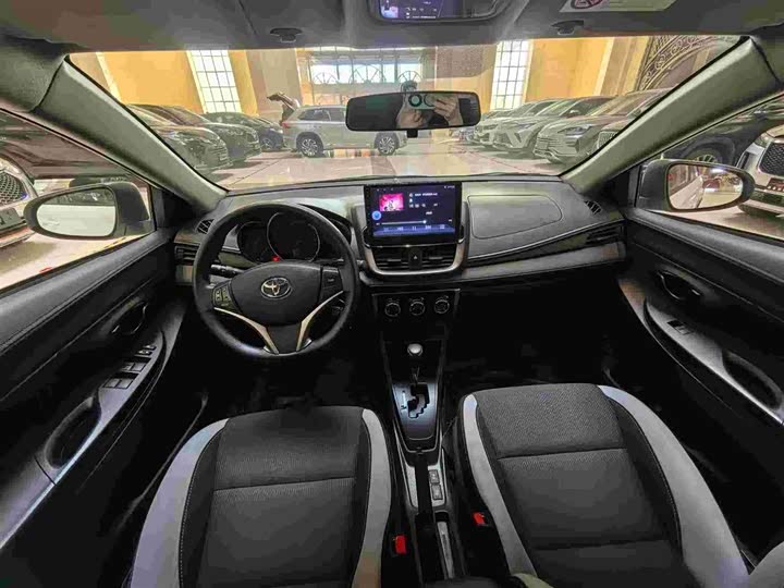 Фото 9 - Toyota Yaris L Hatchback