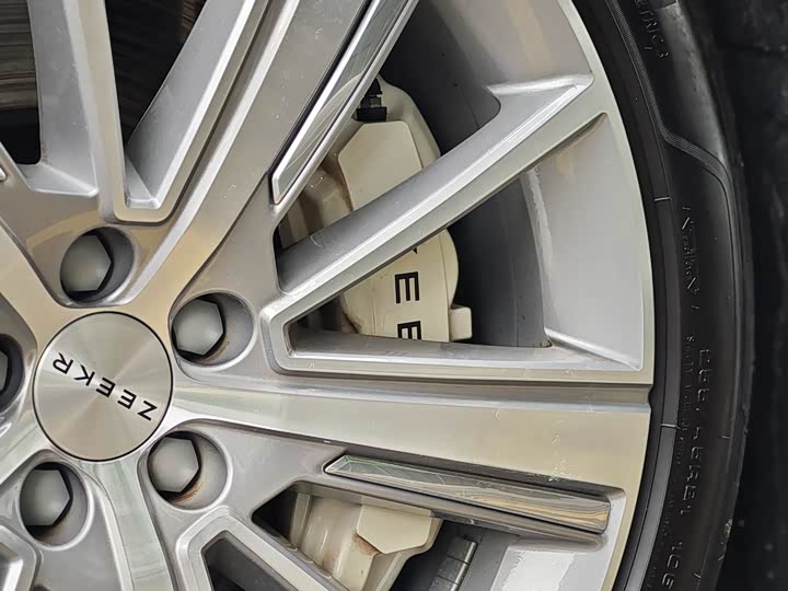 Фото 10 - Zeekr 001