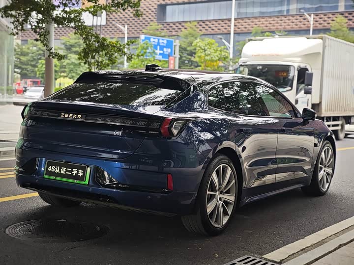 Фото 14 - Zeekr 001