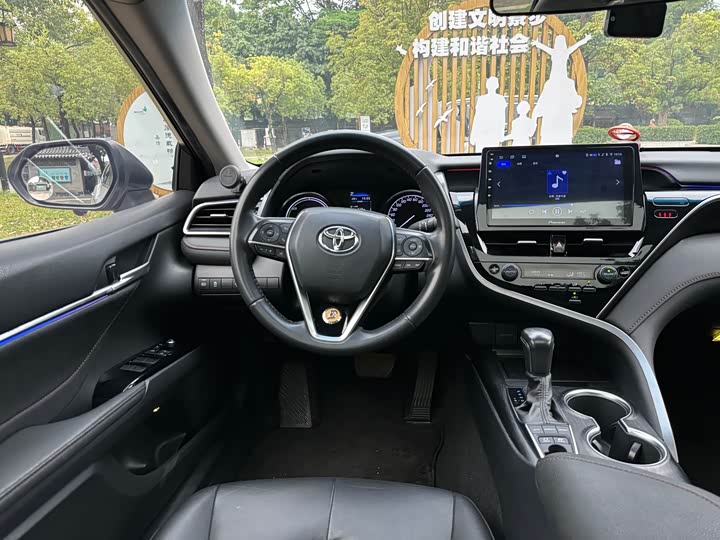 Фото 10 - Toyota Camry