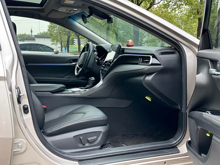 Фото 11 - Toyota Camry