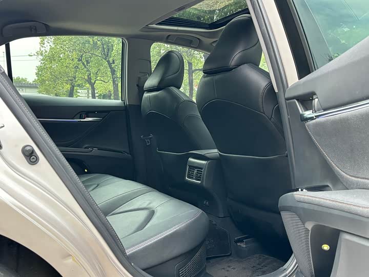 Фото 12 - Toyota Camry