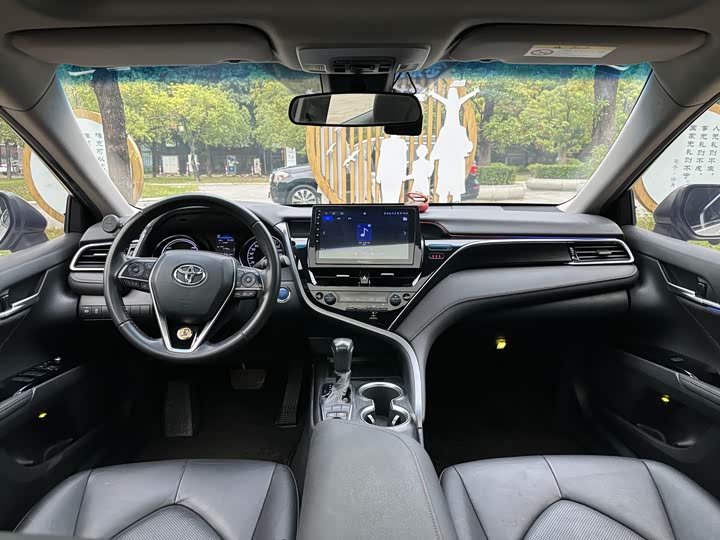 Фото 4 - Toyota Camry