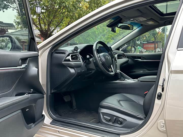 Фото 5 - Toyota Camry