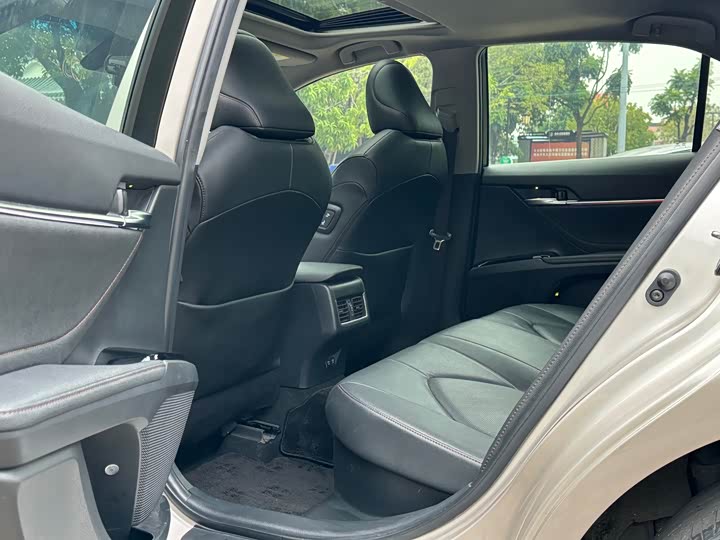 Фото 6 - Toyota Camry