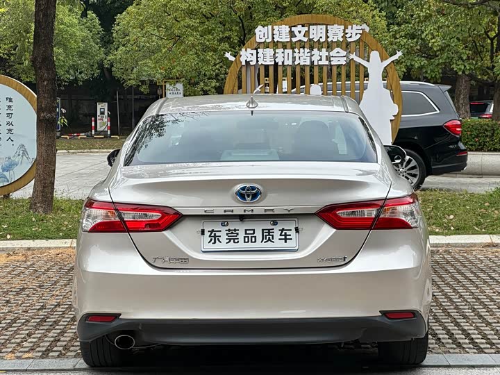 Фото 8 - Toyota Camry