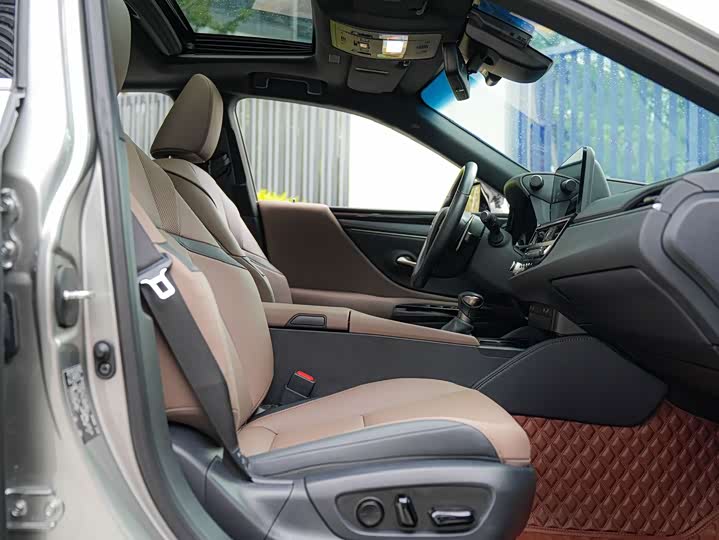 Фото 11 - Lexus ES