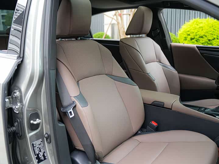 Фото 12 - Lexus ES