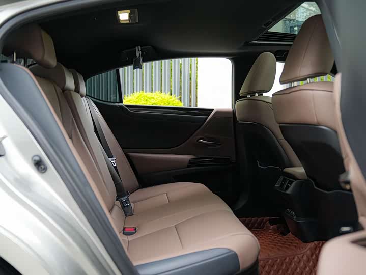 Фото 14 - Lexus ES