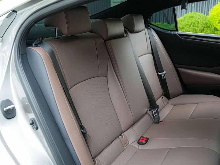 Фото 15 - Lexus ES