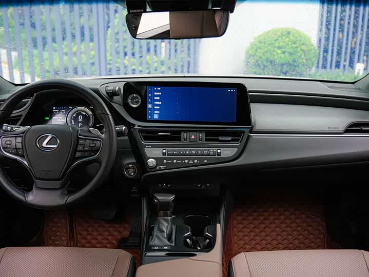 Фото 16 - Lexus ES