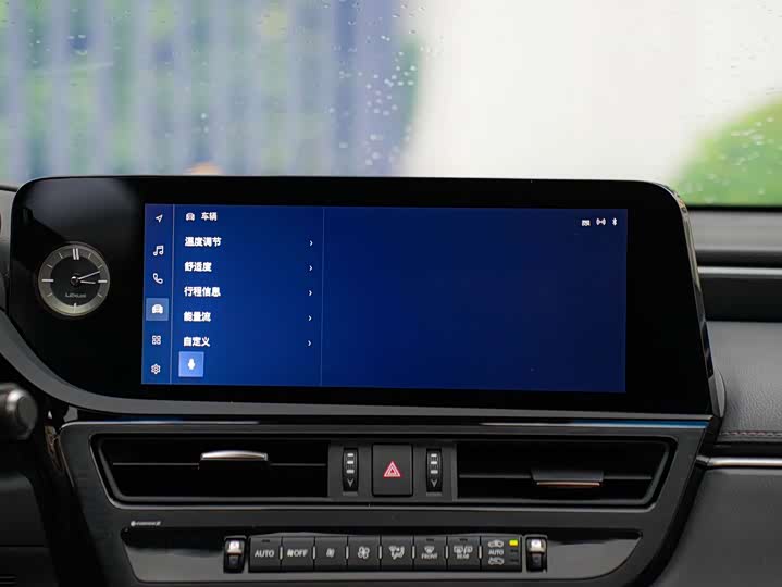 Фото 17 - Lexus ES