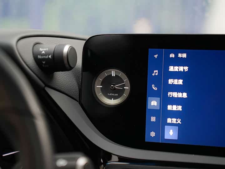 Фото 18 - Lexus ES