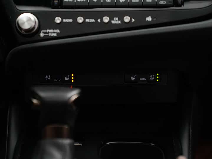 Фото 19 - Lexus ES