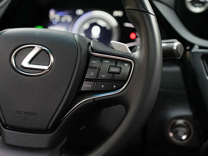 Фото 21 - Lexus ES