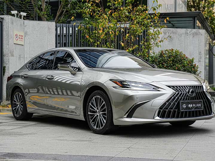 Фото 3 - Lexus ES