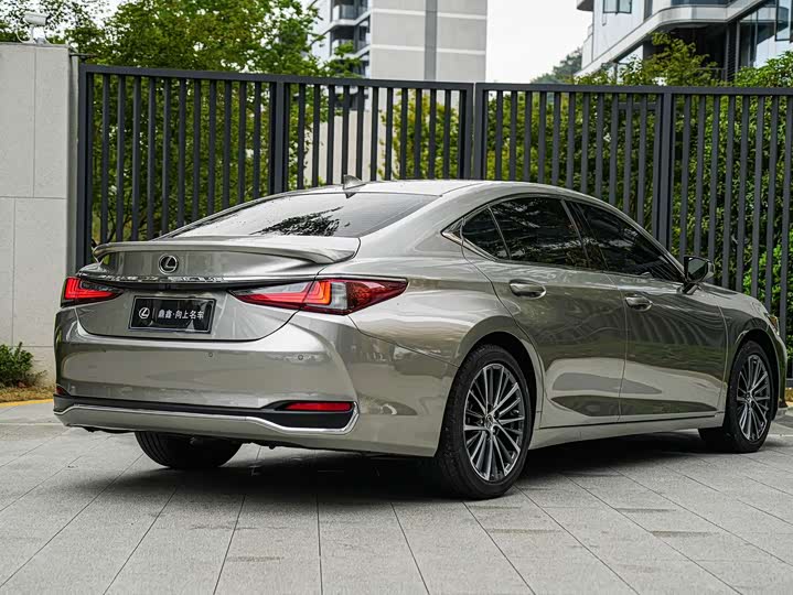 Фото 4 - Lexus ES