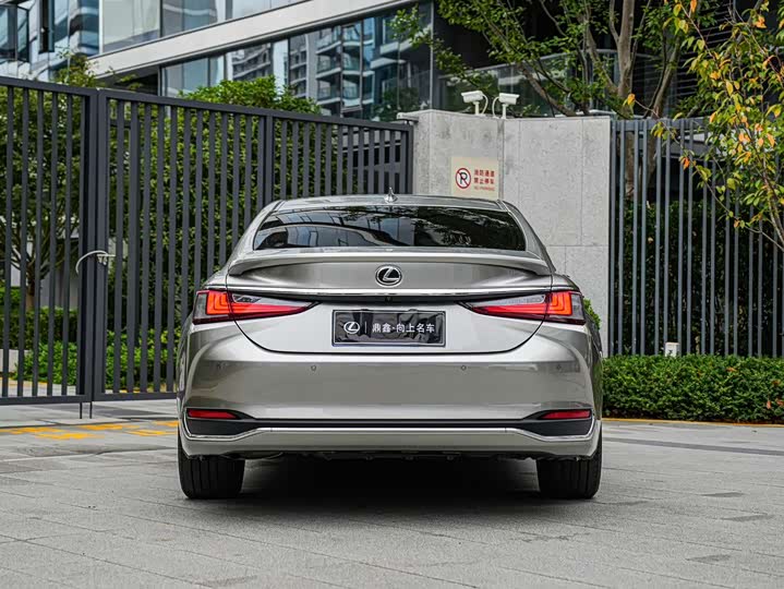 Фото 5 - Lexus ES