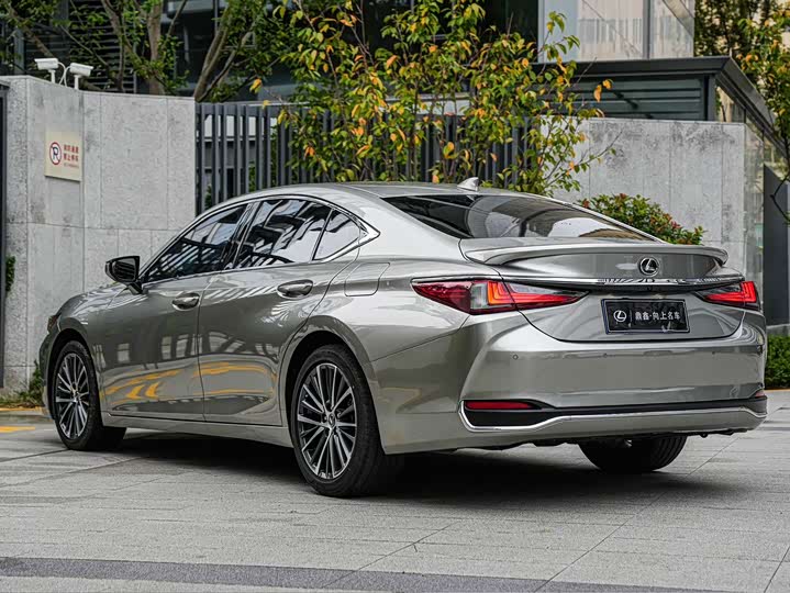 Фото 6 - Lexus ES