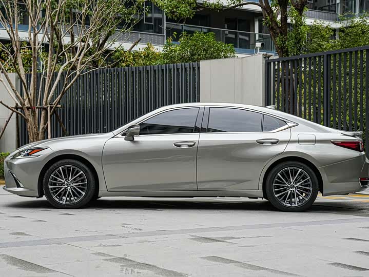 Фото 7 - Lexus ES