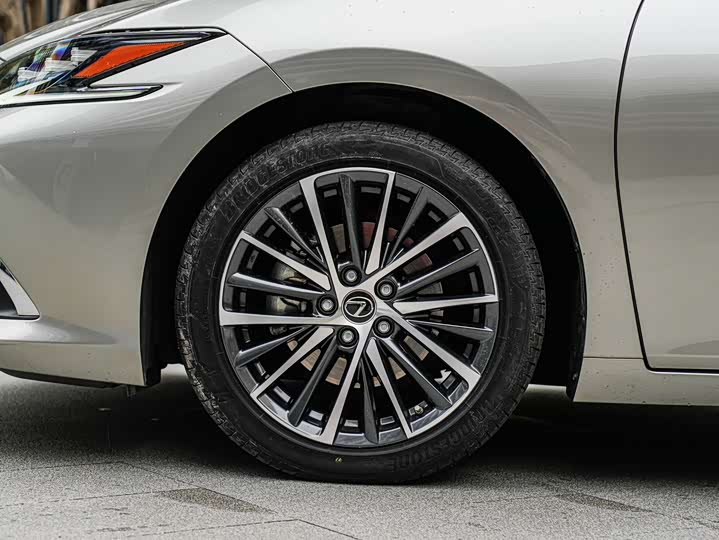 Фото 8 - Lexus ES