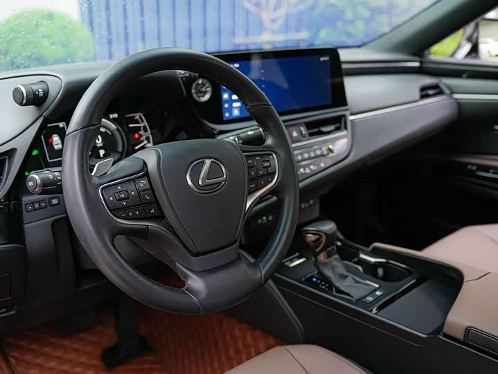 Фото 9 - Lexus ES