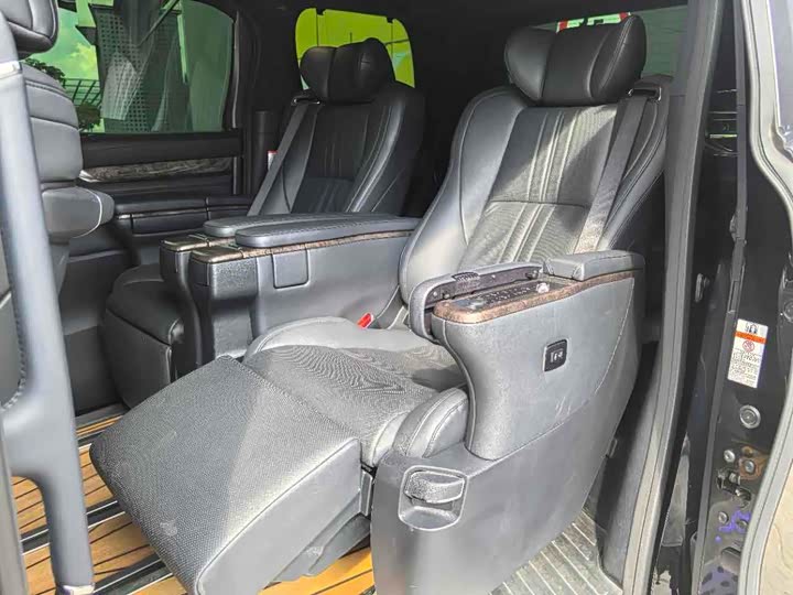 Фото 7 - Toyota Alphard