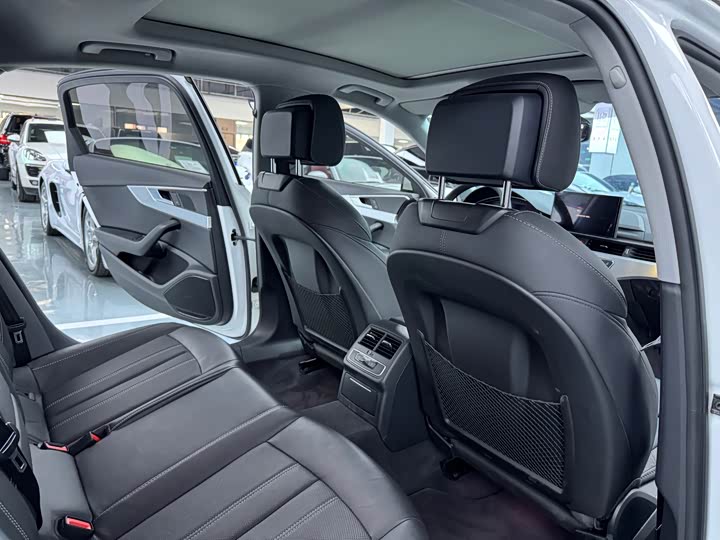 Фото 13 - Audi A4L