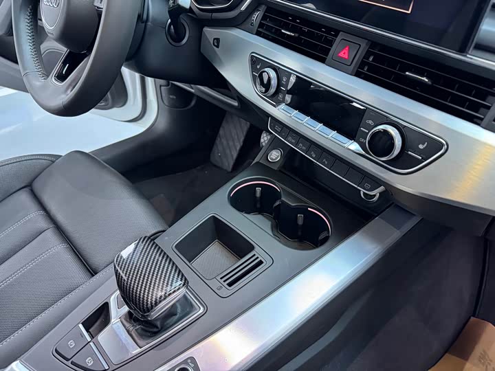 Фото 15 - Audi A4L