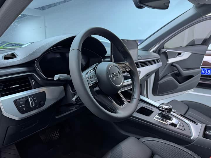 Фото 4 - Audi A4L